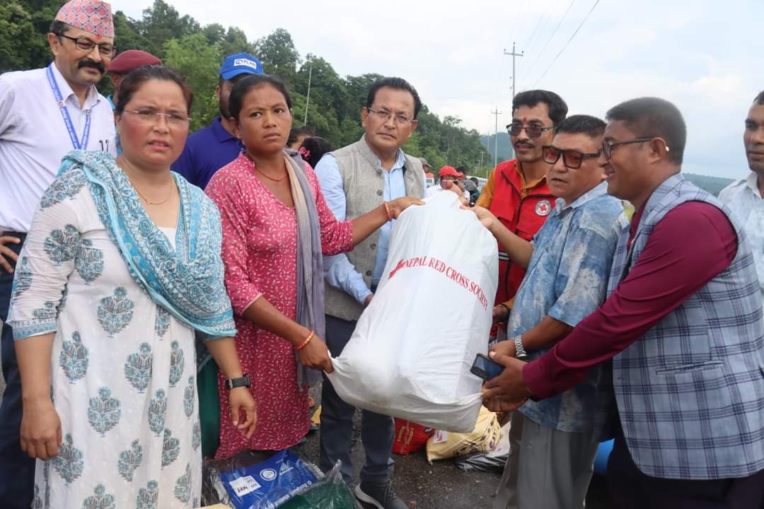 हरिहरपुरगढीमा बाढी पिडितलाई राहत बितरण