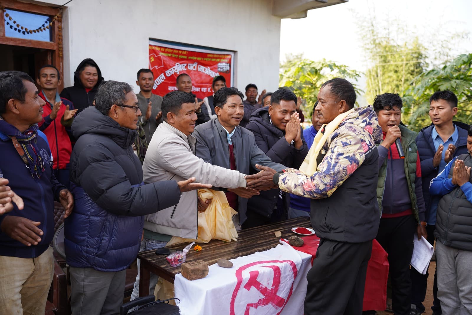 शान्तिपुरमा विभिन्न पार्टी परित्याग गरि ८४ जना माओवादीमा प्रवेश