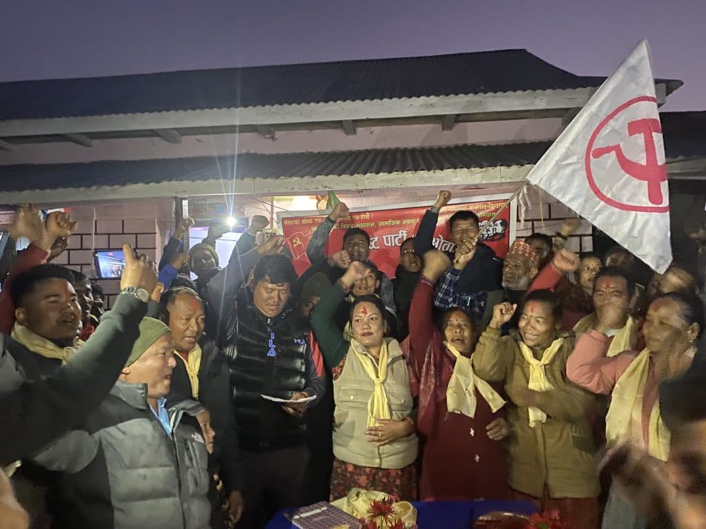 बागमतीको शान्तिपुरमा विभिन्न पार्टी परित्याग गर्दै ५ दर्जन माओवादी केन्द्रमा प्रवेश