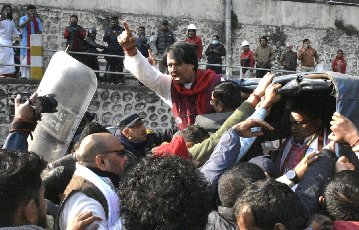 माइतिघर मण्डलाबाट सिके राउत सहित दर्जनौ पक्राउ