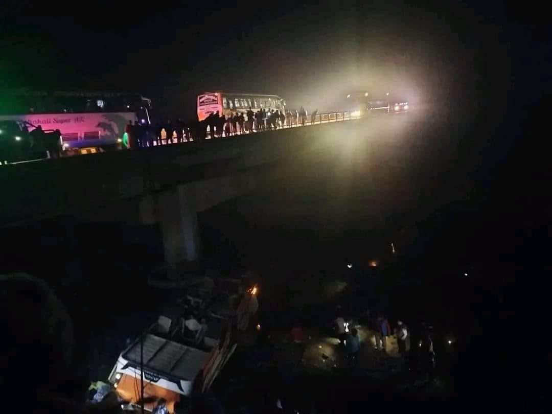 दाङको भालुबाङको पुलबाट राप्ति नदीमा बस खस्यो