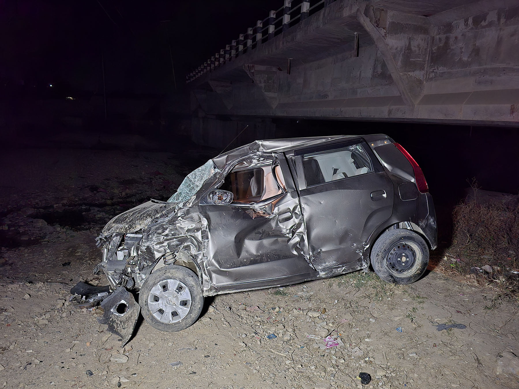 दाङको कटुवा खोला पुलबाट कार खस्यो, चालक सामान्य घाईते