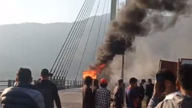 कर्णाली पुलमा ट्रक जल्यो पुलमा पनि भीषण आगलागी