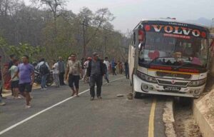 सिन्धुलीको तीनपाटनमा बस र बाइक ठोक्किदा एकको मृत्यु