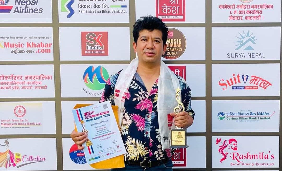 गायक चेतन एघारौ म्युजिक खबर अवार्ड २०८० बाट सम्मानित