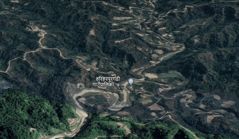 हरिहरिहरपुरगढी क्यानखोला क्वाटरमा ढलान गरिएको पुलको फर्मा खस्दा ४ जना घाइते