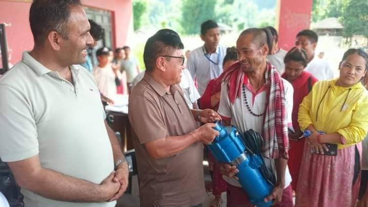 हरिहरपुरगढीको क्यानखोलामा सिचाई मोटर पम्प र पाईप वितरण