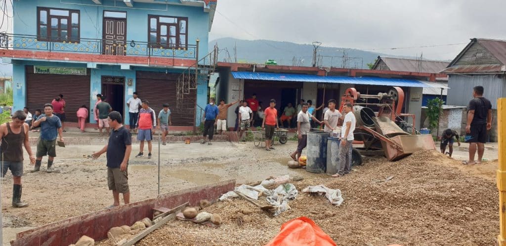 बागमती गाउँपालिका अध्यक्षको पहलमा जनश्रमदानबाट सडकको स्ल्याब ढलान
