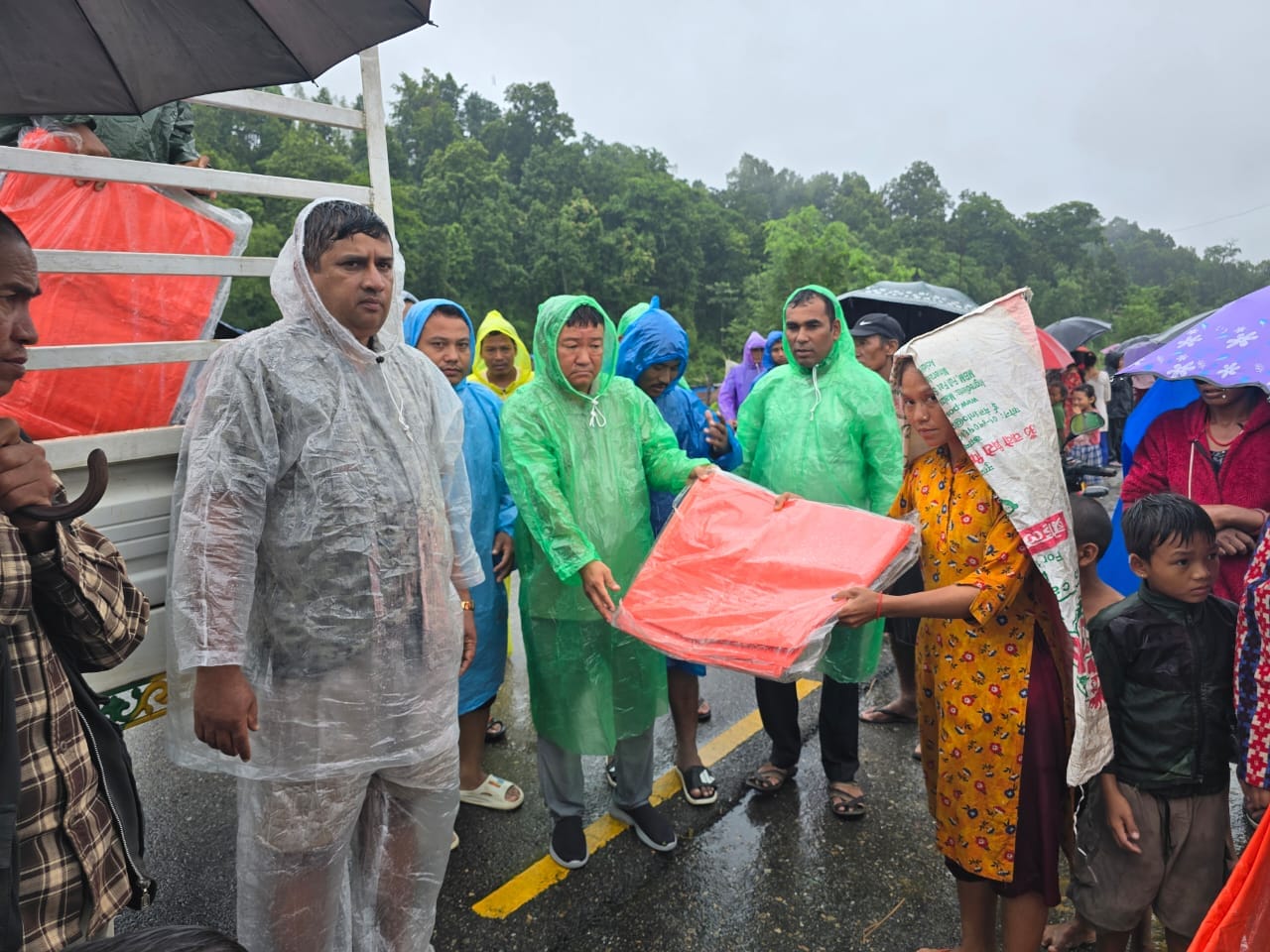 हरिहरपुरगढीमा बाढी पिडितलाई राहत वितरण