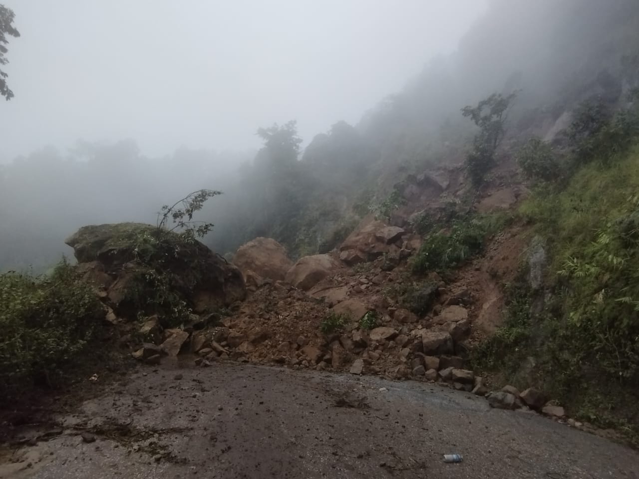 कान्ति लोकपथ पहिरोले अवरुद्ध,बाटो खुल्न समय लाग्ने