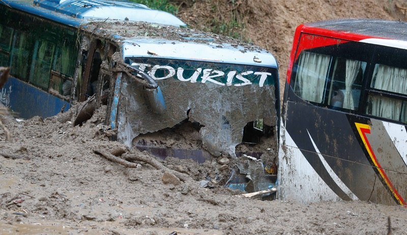 धादिङको झ्याप्ले खोलामा बस पुरियो,१४ जनाको शब फेला