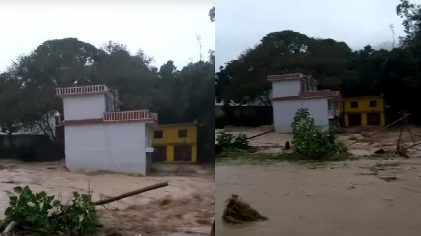 सिन्धुलीको रोशी र कोशीको बिचमा ३ शिक्षक २८ विद्यार्थी बाढीले फसे