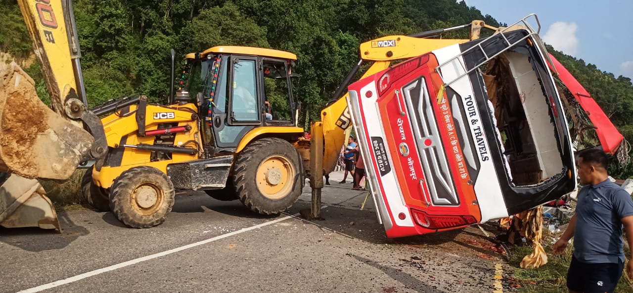 सिन्धुलीको हरिहरपुरगढीमा बस पल्टिदा २ को मृत्यु ,विवरण आउन बाकि
