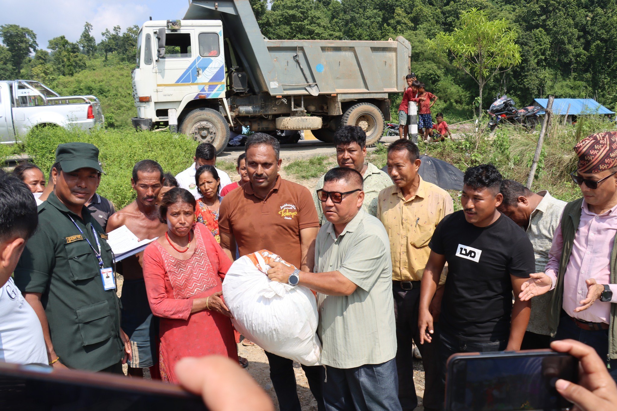 बाढी पिडितलाई राहत बाडियो,विपदमा अध्यक्ष वज्रध्वज र सांसद राजनको सक्रियता