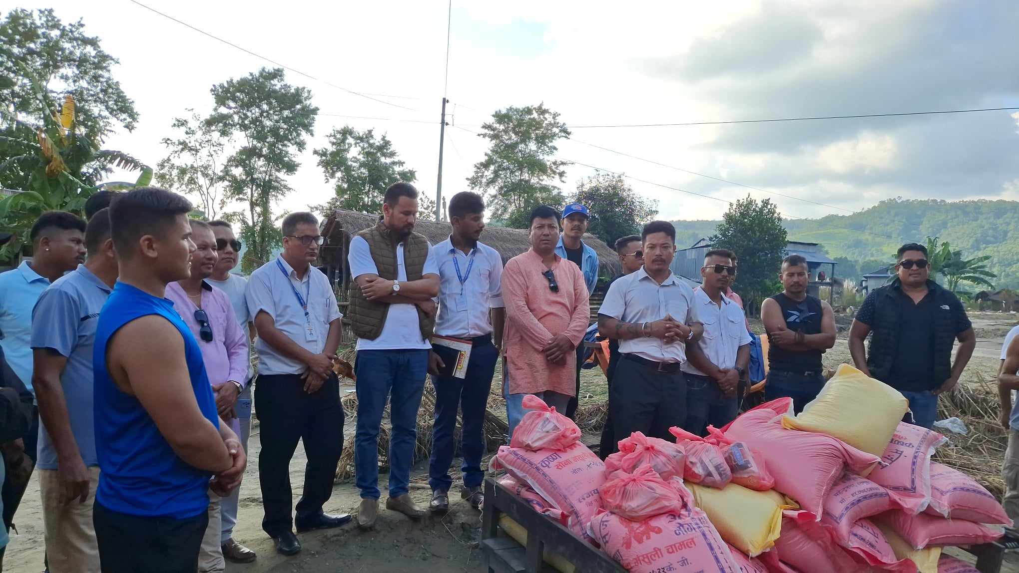 हरिहरपुरगढी बस्तीपुरमा युवा संघ सिन्धुलीद्वारा राहत वितरण