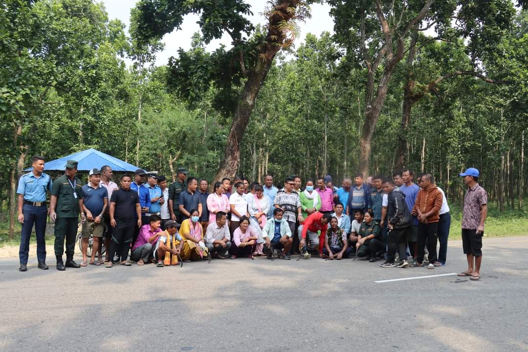 सिन्धुली हरिहरपुरगढीको भाईरल जङ्गलमा सरसफाई