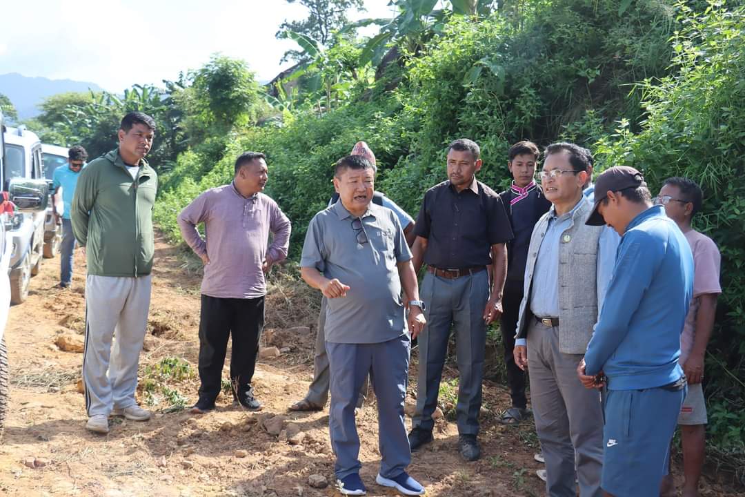 हरिहरपुरगढीको बाढी प्रभावित क्षेत्रमा बागमती प्रदेश पूर्व कानुन मन्त्री श्रेष्ठद्वारा अनुगमन