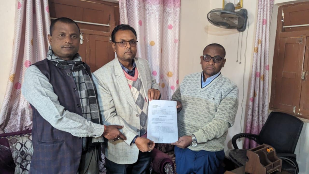 वृन्दावनमा नगर प्रमुख र प्रमुख प्रशासकिय अधिकृत रवैया विरुद्ध ज्ञापनपत्र