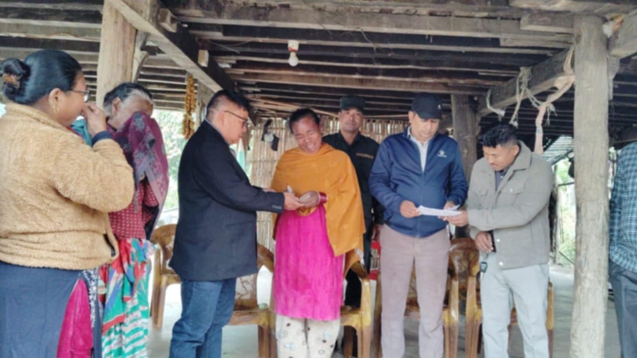 क्यान्सर पिडित सरोजलाई हरिहरपुरगढीका कर्मचारी र जनप्रतिनिधिको आर्थिक सहयोग