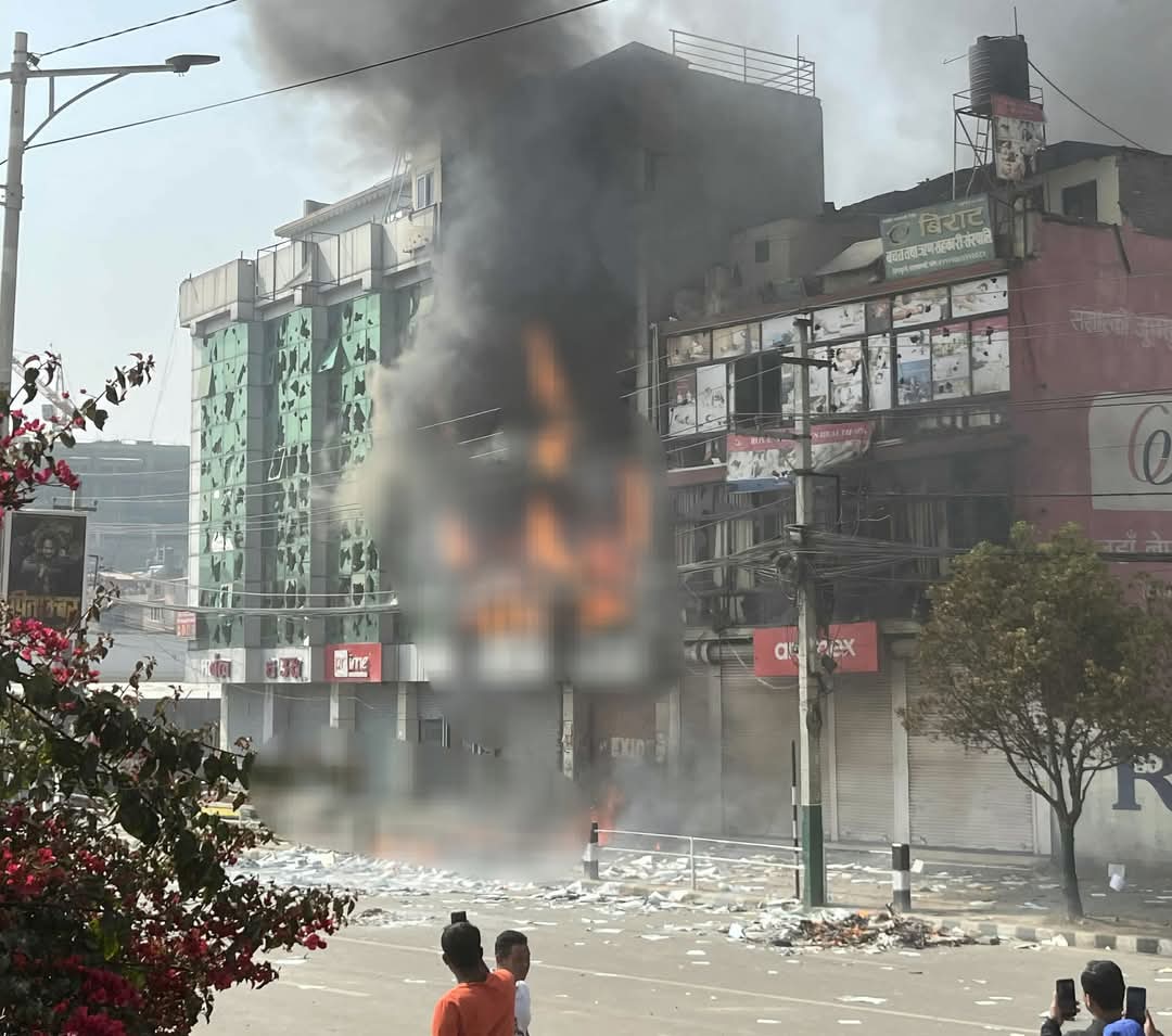 राजाबादी समर्थकले तिनकुनेमा घरमा आगो लगाए