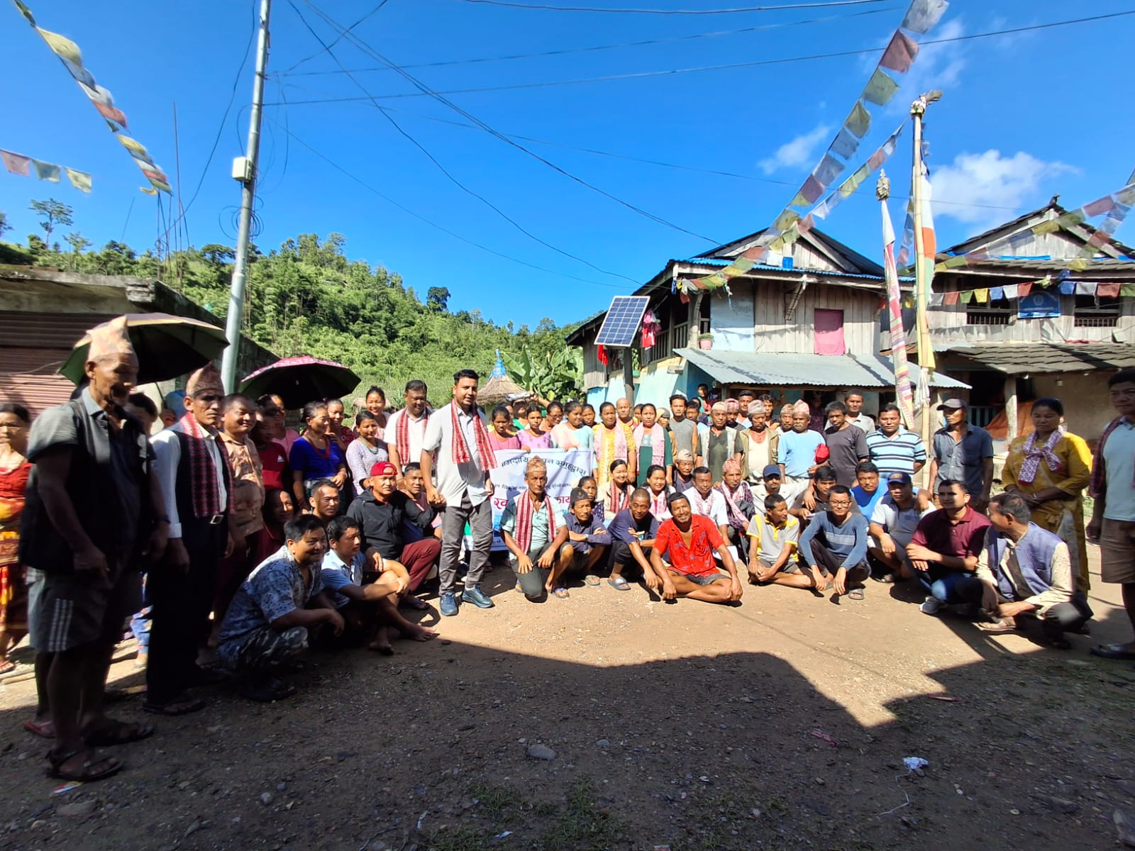 हरिहरपुरगढीमा महादेव सामुदायिक वनद्वारा विभिन्न सामग्री वितरण