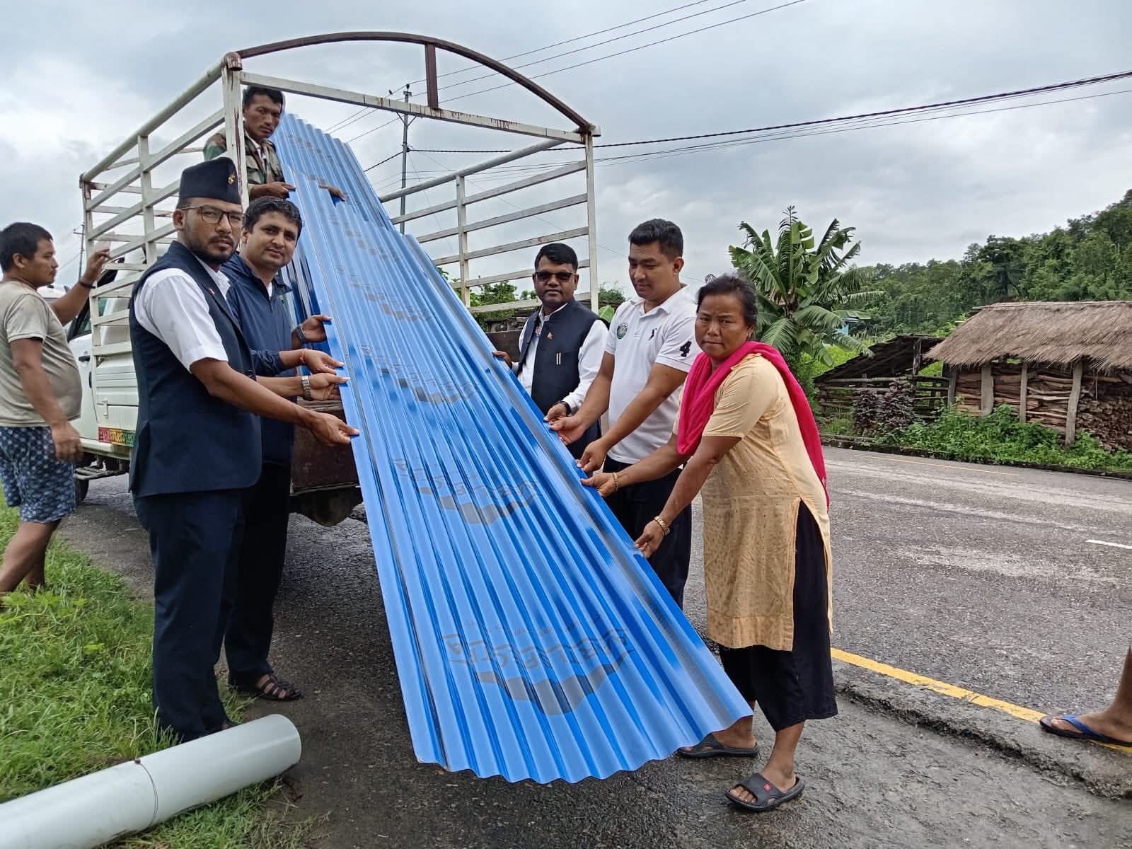 हरिहरपुरगढी गाउँपालिकाबाट अग्निपीडितलाई निर्माण सामग्री हस्तान्तरण