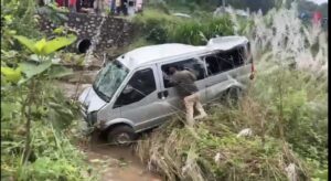 मकवानपुरको बागमतीमा सवारी दुर्घटना १६ घाइते