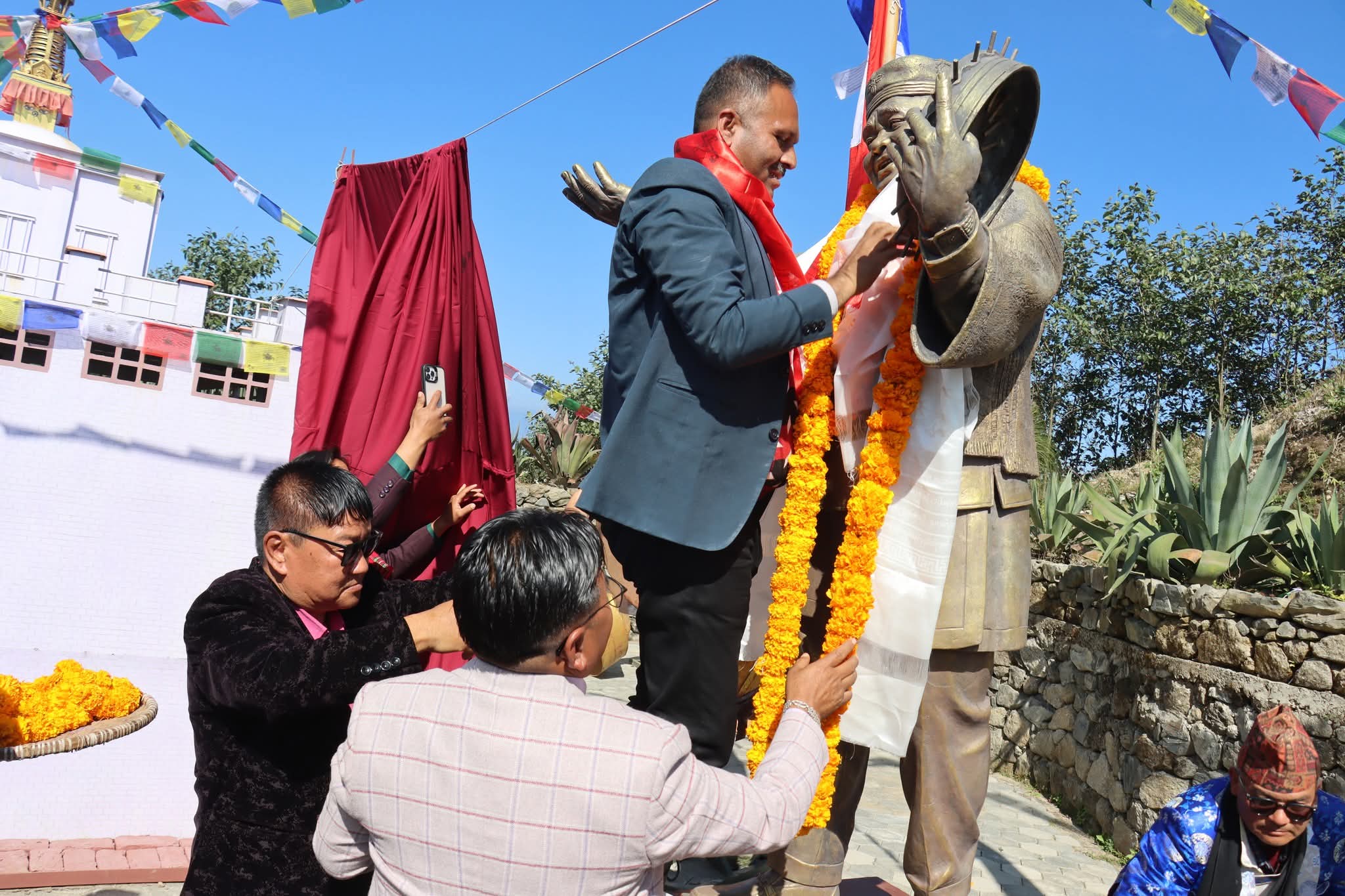 सिन्धुलीमा वरिष्ठ कलाकार जयनन्द लामा र इन्दिरा गोलेको शालिक अनावरण