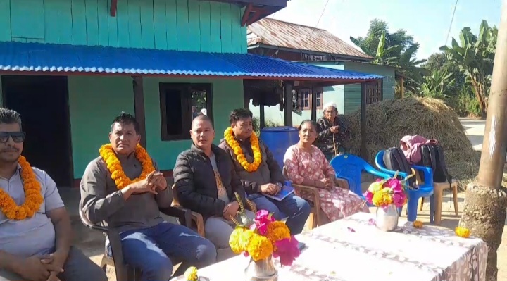 आफ्नै लगानीमा अध्यक्ष कालाखेतीले २०० मिटर बाटो स्ल्याब ढलान गर्दै