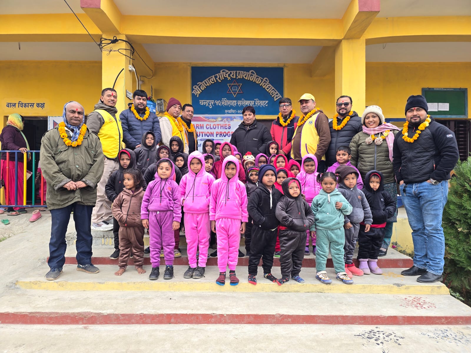 दलित तथा विपन्न बालबालिकालाई लायन्स क्लबद्वारा न्याना कपडा वितरण